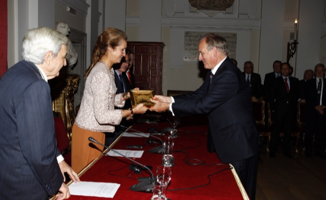 Entrega del I Premio de Arquitectura Clásica y Restauración de Monumentos Rafael Manzano Martos. Doña Elena entrega el galardón al arquitecto Leopoldo